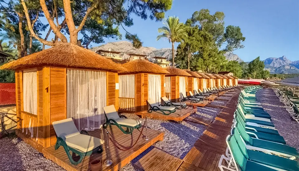 هتل کریستال آئورا بیچ ریزورت اند اسپا